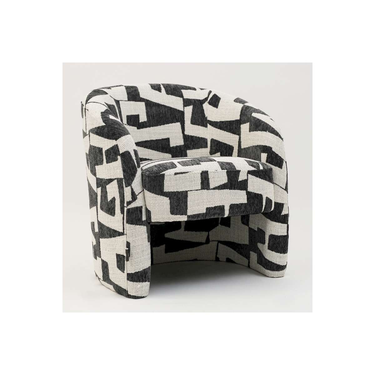 INTERIEUR-DECORATION|DONOVAN fauteuil beige/anthraciteDONOVAN fauteuil beige/anthraciteDRIMMERFauteuilsDONOVAN fauteuil beige/anthracite Le DONOVAN fauteuil beige / anthracite associe élégance contemporaine et confort pour créer une pièce forte dans votre décoration intérieure. Son contraste subtil entre le beige lumineux et l’anthracite profond apporte une touche moderne et raffinée à votre espace. Pensé pour offrir un confort optimal, ce fauteuil dispose d’une assise accueillante qui invite à la détente. Il trouve facilement sa place dans un salon, une chambre ou un coin lecture, où il devient un véritable élément décoratif. Son design intemporel permet de l’intégrer dans différents styles d’intérieur : décoration moderne, ambiance industrielle, style contemporain ou intérieur minimaliste. Placé près d’un canapé, d’une table basse ou dans un espace détente, il apporte une note chic et chaleureuse. À la fois esthétique et fonctionnel, le DONOVAN fauteuil beige / anthracite est idéal pour ceux qui recherchent un fauteuil design qui combine style, confort et élégance. &nbsp;