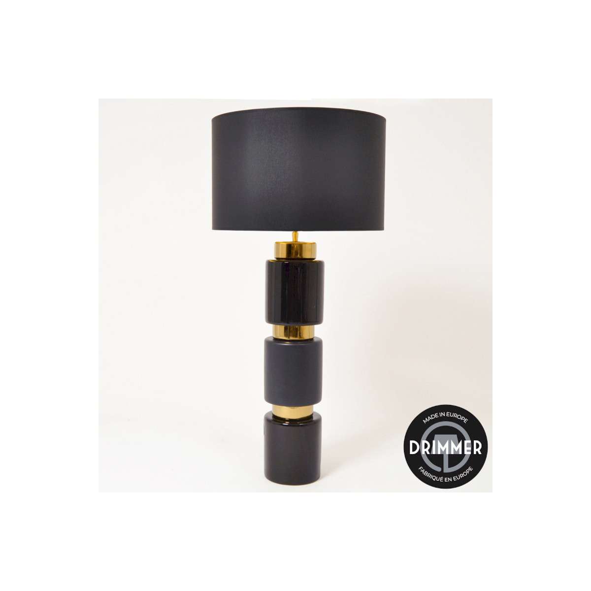 INTERIEUR-DECORATION|STRIPE lampe noire/orSTRIPE lampe noire/orDRIMMERLampesSTRIPE lampe noire/or La STRIPE lampe noire / or avec dimmer incarne l’élégance contemporaine avec son contraste raffiné entre le noir profond et les finitions dorées. Son design moderne et structuré en fait un véritable élément décoratif, idéal pour sublimer votre intérieur. Dotée d’un dimmer, cette lampe vous permet d’ajuster l’intensité lumineuse selon vos besoins et vos envies. Créez facilement une ambiance douce et chaleureuse pour vos moments de détente ou un éclairage plus intense pour vos activités du quotidien. Parfaite pour un salon, une chambre ou un bureau, la lampe STRIPE s’intègre aussi bien dans un univers contemporain que dans une décoration chic ou industrielle. Elle offre un équilibre parfait entre esthétisme et fonctionnalité. Son style sophistiqué et ses finitions soignées en font une pièce incontournable pour apporter une touche de modernité et de raffinement à votre décoration intérieure. La STRIPE lampe noire / or avec dimmer est le choix idéal pour ceux qui recherchent un luminaire design, pratique et élégant. &nbsp;