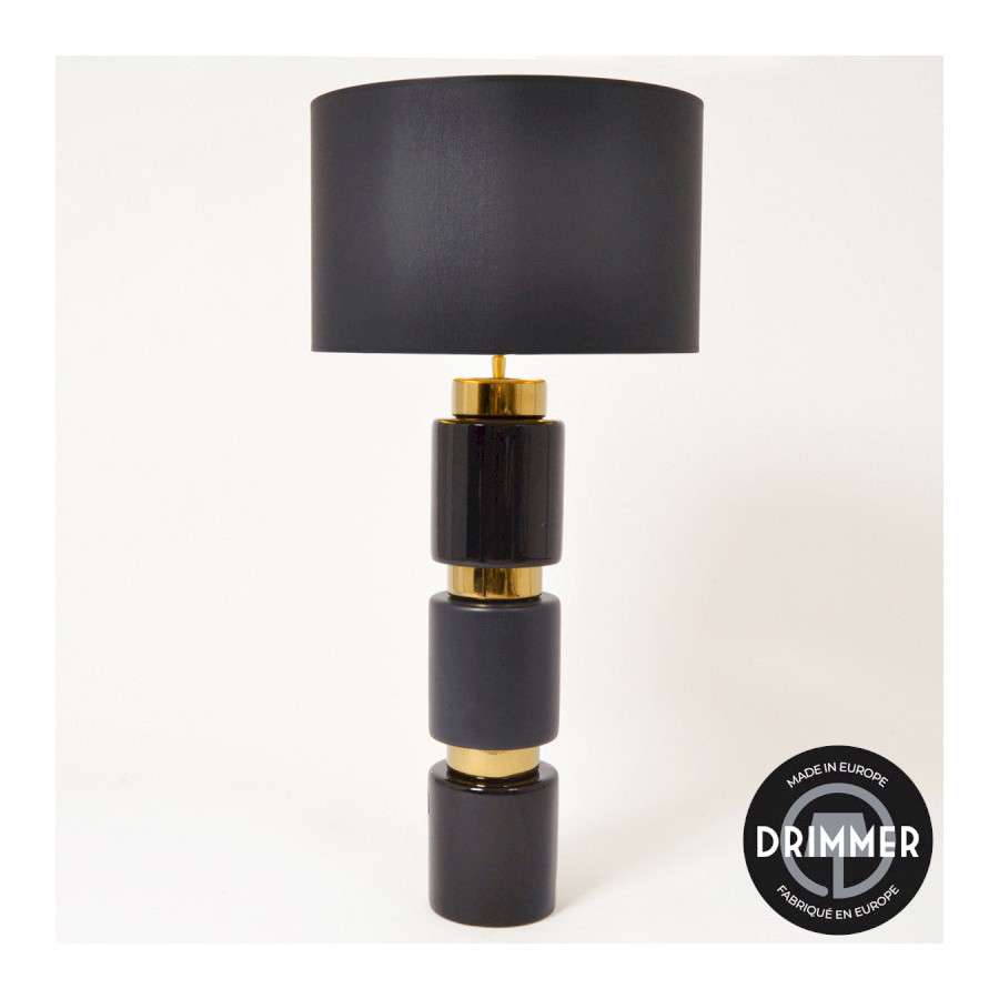 INTERIEUR-DECORATION|STRIPE lampe noire/orSTRIPE lampe noire/orDRIMMERLampesSTRIPE lampe noire/or La STRIPE lampe noire / or avec dimmer incarne l’élégance contemporaine avec son contraste raffiné entre le noir profond et les finitions dorées. Son design moderne et structuré en fait un véritable élément décoratif, idéal pour sublimer votre intérieur. Dotée d’un dimmer, cette lampe vous permet d’ajuster l’intensité lumineuse selon vos besoins et vos envies. Créez facilement une ambiance douce et chaleureuse pour vos moments de détente ou un éclairage plus intense pour vos activités du quotidien. Parfaite pour un salon, une chambre ou un bureau, la lampe STRIPE s’intègre aussi bien dans un univers contemporain que dans une décoration chic ou industrielle. Elle offre un équilibre parfait entre esthétisme et fonctionnalité. Son style sophistiqué et ses finitions soignées en font une pièce incontournable pour apporter une touche de modernité et de raffinement à votre décoration intérieure. La STRIPE lampe noire / or avec dimmer est le choix idéal pour ceux qui recherchent un luminaire design, pratique et élégant. &nbsp;