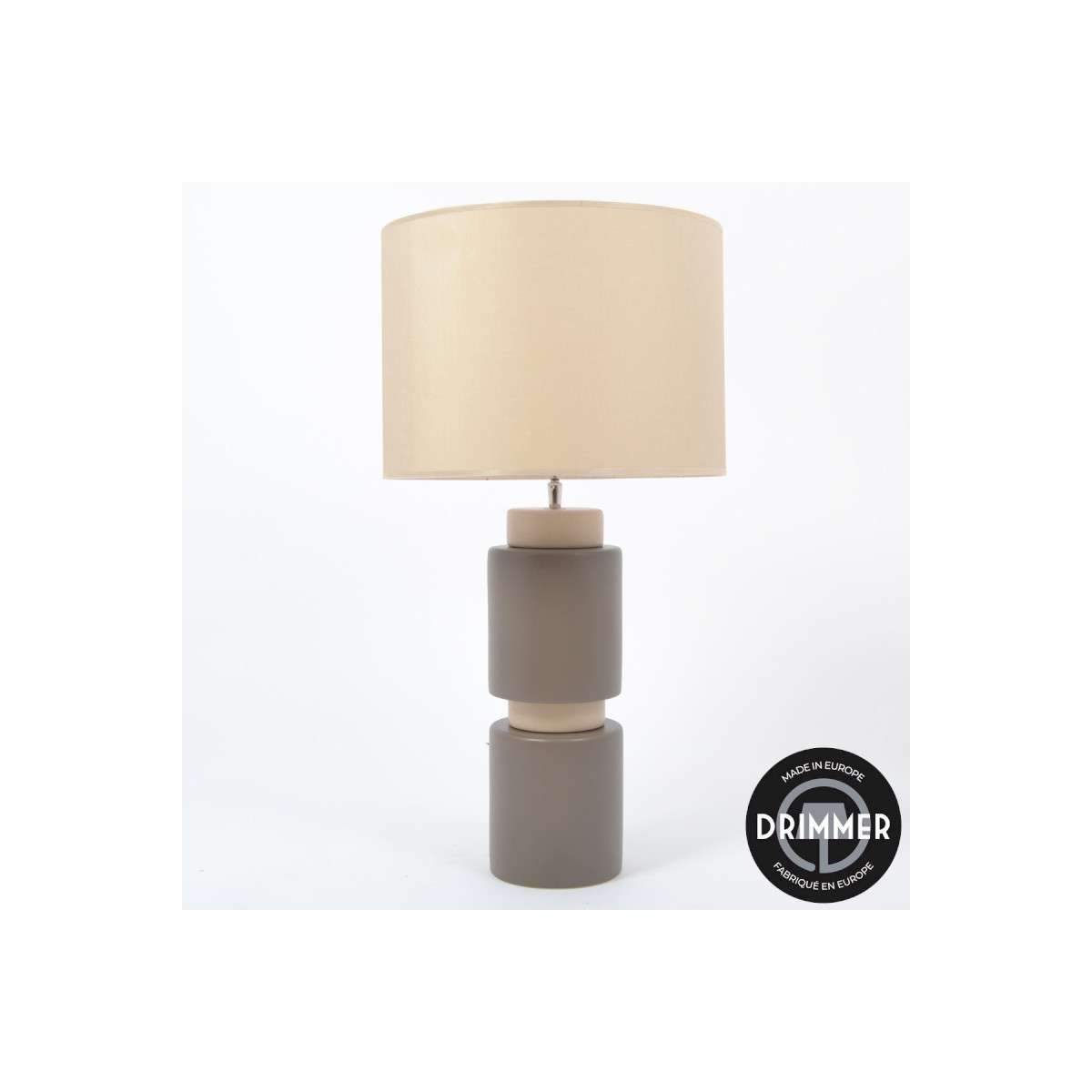 INTERIEUR-DECORATION|STRIPE lampe beige marronSTRIPE lampe beige marronDRIMMERLampesSTRIPE lampe beige marron La STRIPE lampe beige marron avec dimmer incarne l’élégance contemporaine avec son contraste raffiné entre le beige et les finitions marrons.&nbsp; Son design moderne et structuré en fait un véritable élément décoratif, idéal pour sublimer votre intérieur. Dotée d’un dimmer, cette lampe vous permet d’ajuster l’intensité lumineuse selon vos besoins et vos envies.&nbsp; Créez facilement une ambiance douce et chaleureuse pour vos moments de détente ou un éclairage plus intense pour vos activités du quotidien. Parfaite pour un salon, une chambre ou un bureau, la lampe STRIPE s’intègre aussi bien dans un univers contemporain que dans une décoration chic ou industrielle.&nbsp; Elle offre un équilibre parfait entre esthétisme et fonctionnalité. Son style sophistiqué et ses finitions soignées en font une pièce incontournable pour apporter une touche de modernité et de raffinement à votre décoration intérieure. La STRIPE lampe beige marron avec dimmer est le choix idéal pour ceux qui recherchent un luminaire design, pratique et élégant. &nbsp;