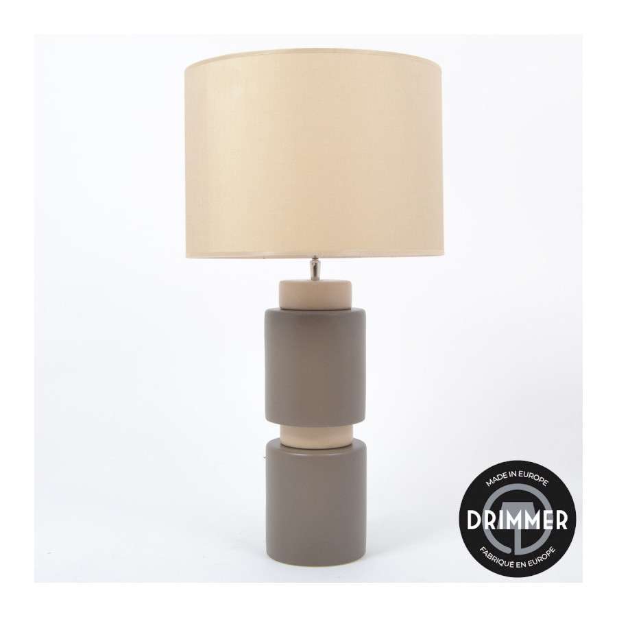 INTERIEUR-DECORATION|STRIPE lampe beige marronSTRIPE lampe beige marronDRIMMERLampesSTRIPE lampe beige marron La STRIPE lampe beige marron avec dimmer incarne l’élégance contemporaine avec son contraste raffiné entre le beige et les finitions marrons.&nbsp; Son design moderne et structuré en fait un véritable élément décoratif, idéal pour sublimer votre intérieur. Dotée d’un dimmer, cette lampe vous permet d’ajuster l’intensité lumineuse selon vos besoins et vos envies.&nbsp; Créez facilement une ambiance douce et chaleureuse pour vos moments de détente ou un éclairage plus intense pour vos activités du quotidien. Parfaite pour un salon, une chambre ou un bureau, la lampe STRIPE s’intègre aussi bien dans un univers contemporain que dans une décoration chic ou industrielle.&nbsp; Elle offre un équilibre parfait entre esthétisme et fonctionnalité. Son style sophistiqué et ses finitions soignées en font une pièce incontournable pour apporter une touche de modernité et de raffinement à votre décoration intérieure. La STRIPE lampe beige marron avec dimmer est le choix idéal pour ceux qui recherchent un luminaire design, pratique et élégant. &nbsp;