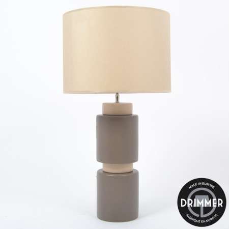 INTERIEUR-DECORATION|STRIPE lampe beige marronSTRIPE lampe beige marronDRIMMERLampesSTRIPE lampe beige marron La STRIPE lampe beige marron avec dimmer incarne l’élégance contemporaine avec son contraste raffiné entre le beige et les finitions marrons.&nbsp; Son design moderne et structuré en fait un véritable élément décoratif, idéal pour sublimer votre intérieur. Dotée d’un dimmer, cette lampe vous permet d’ajuster l’intensité lumineuse selon vos besoins et vos envies.&nbsp; Créez facilement une ambiance douce et chaleureuse pour vos moments de détente ou un éclairage plus intense pour vos activités du quotidien. Parfaite pour un salon, une chambre ou un bureau, la lampe STRIPE s’intègre aussi bien dans un univers contemporain que dans une décoration chic ou industrielle.&nbsp; Elle offre un équilibre parfait entre esthétisme et fonctionnalité. Son style sophistiqué et ses finitions soignées en font une pièce incontournable pour apporter une touche de modernité et de raffinement à votre décoration intérieure. La STRIPE lampe beige marron avec dimmer est le choix idéal pour ceux qui recherchent un luminaire design, pratique et élégant. &nbsp;