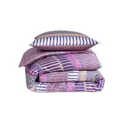 INTERIEUR-DECORATION|Parure PORTOFINO ULTRAVIOLETParure PORTOFINO ULTRAVIOLETBLANC DES VOSGESParure de litParure PORTOFINO ULTRAVIOLET Transformez votre chambre avec élégance avec la parure PORTOFINO Ultraviolet en satin de coton.&nbsp; Découvrez son motif de rayures aquarellées modernes. Déclinée en harmonie ultraviolet pour un rendu profond et contemporain, elle habille le lit d’une atmosphère estivale et raffinée. Confectionnée en satin de coton ultradoux au tissage extrêmement fin et serré, 120 fils/cm², PORTOFINO offre un toucher soyeux, une excellente tenue dans le temps et révèle toute la subtilité et la profondeur des couleurs. Fabriquée à Gérardmer, au cœur des Vosges, la parure PORTOFINO Ultraviolet est proposée dans les dimensions standards et peut également être réalisée en sur-mesure afin de s’adapter parfaitement à votre literie. Origine : Confectionné en France dans nos ateliers à Gérardmer (Vosges) Matière : Satin imprimé 100% coton peigné longues fibres 120 fils/cm² Drap-housse : Satin imprimé mini motifs géométriques coordonnés