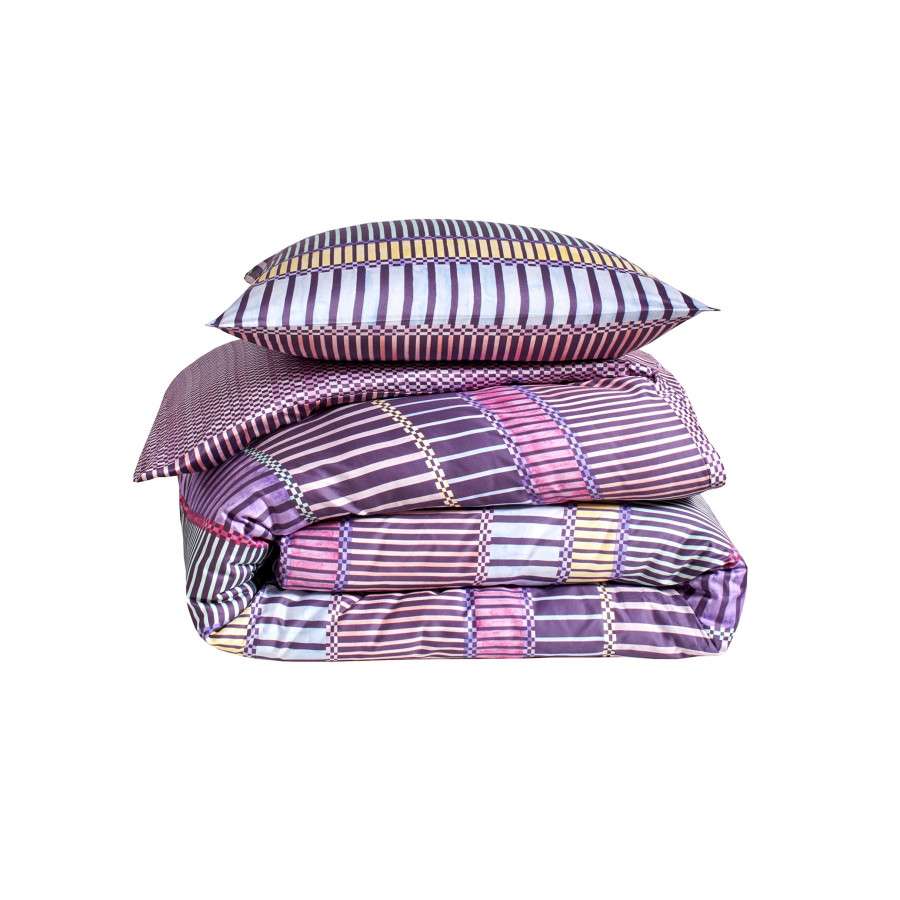 INTERIEUR-DECORATION|Parure PORTOFINO ULTRAVIOLETParure PORTOFINO ULTRAVIOLETBLANC DES VOSGESParure de litParure PORTOFINO ULTRAVIOLET Transformez votre chambre avec élégance avec la parure PORTOFINO Ultraviolet en satin de coton.&nbsp; Découvrez son motif de rayures aquarellées modernes. Déclinée en harmonie ultraviolet pour un rendu profond et contemporain, elle habille le lit d’une atmosphère estivale et raffinée. Confectionnée en satin de coton ultradoux au tissage extrêmement fin et serré, 120 fils/cm², PORTOFINO offre un toucher soyeux, une excellente tenue dans le temps et révèle toute la subtilité et la profondeur des couleurs. Fabriquée à Gérardmer, au cœur des Vosges, la parure PORTOFINO Ultraviolet est proposée dans les dimensions standards et peut également être réalisée en sur-mesure afin de s’adapter parfaitement à votre literie. Origine : Confectionné en France dans nos ateliers à Gérardmer (Vosges) Matière : Satin imprimé 100% coton peigné longues fibres 120 fils/cm² Drap-housse : Satin imprimé mini motifs géométriques coordonnés