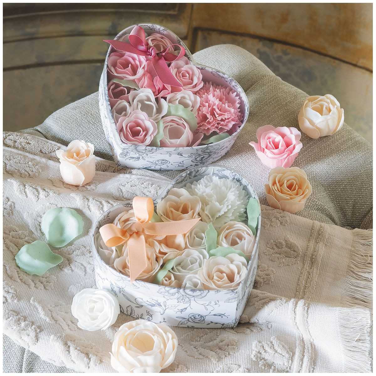 Catégorie Coffrets bien-être - Bougie personnalisée : Boîte Coeur Bouquet Parterre de Fleurs de Savon nude et blanches - Parf...